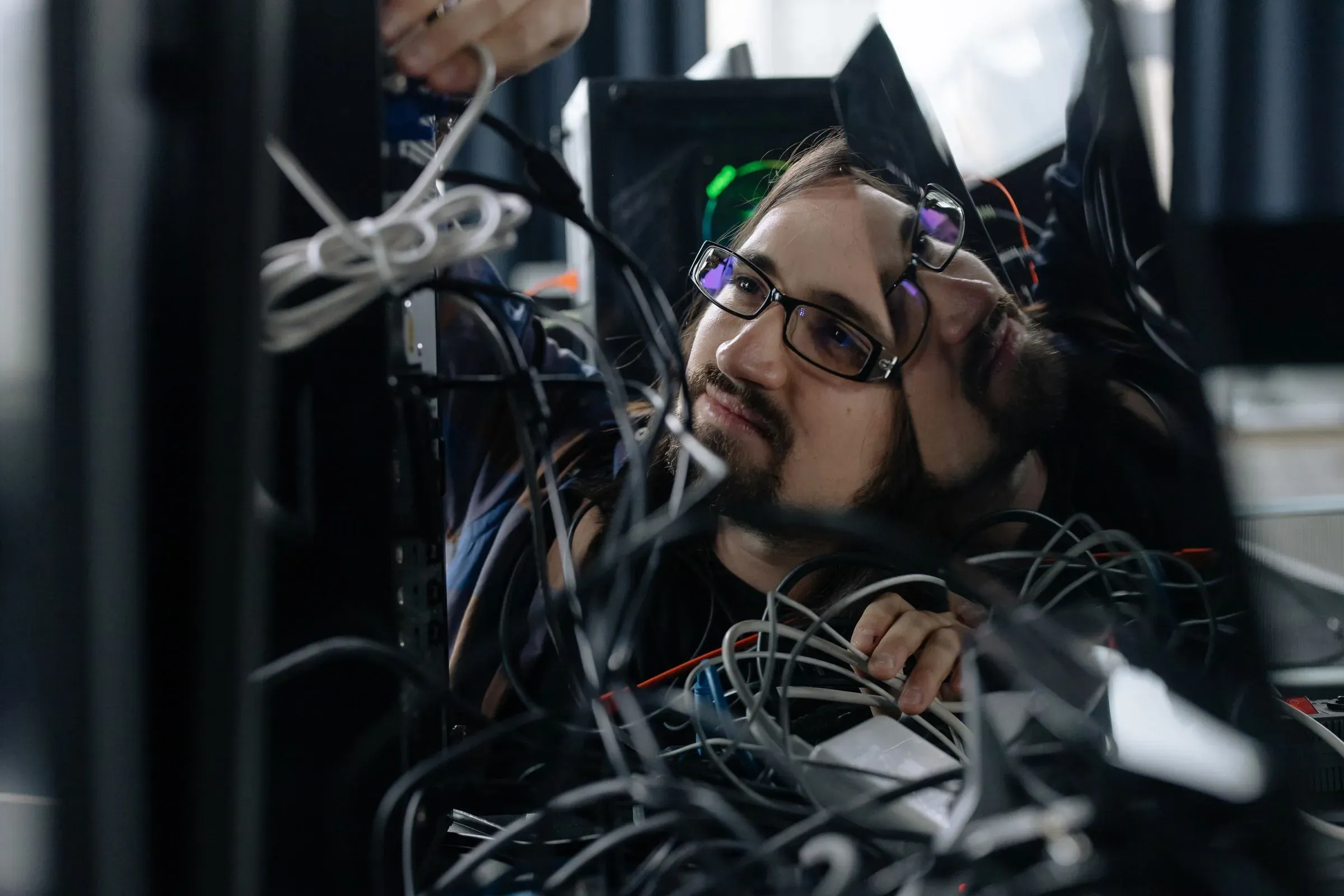 Mann arbeitet im Buero an einem Computerarbeitsplatz