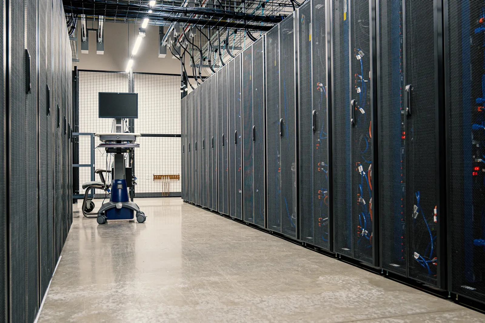 Serverracks in einem Rechenzentrum als Symbol fuer Colocation und Managed Hosting