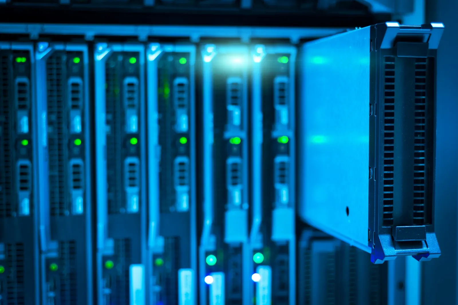 Nahaufnahme blau beleuchteter Server- und Netzwerktechnik in einem Rechenzentrum