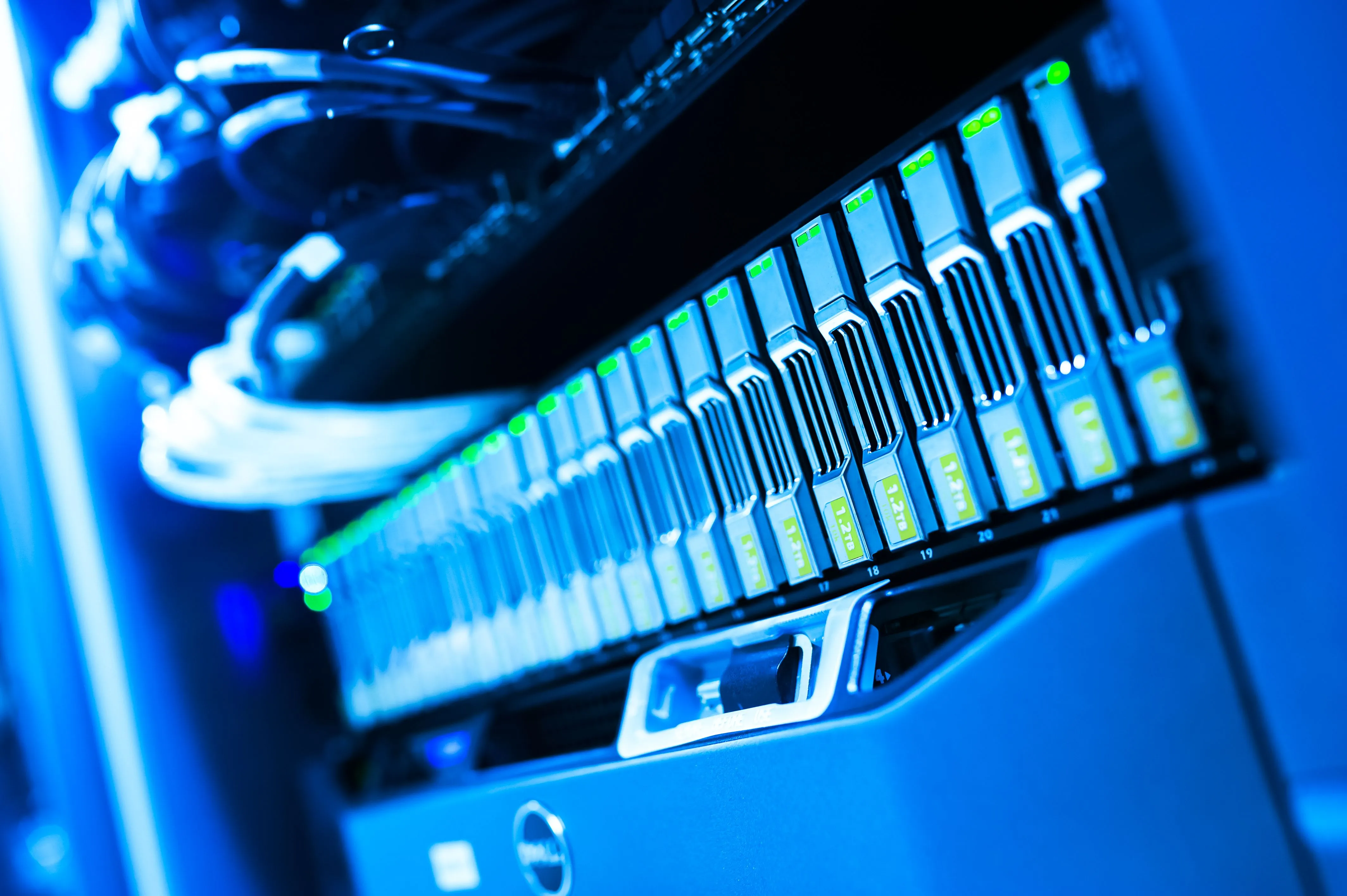 Nahaufnahme beleuchteter Server- und Netzwerktechnik in einem Rechenzentrum