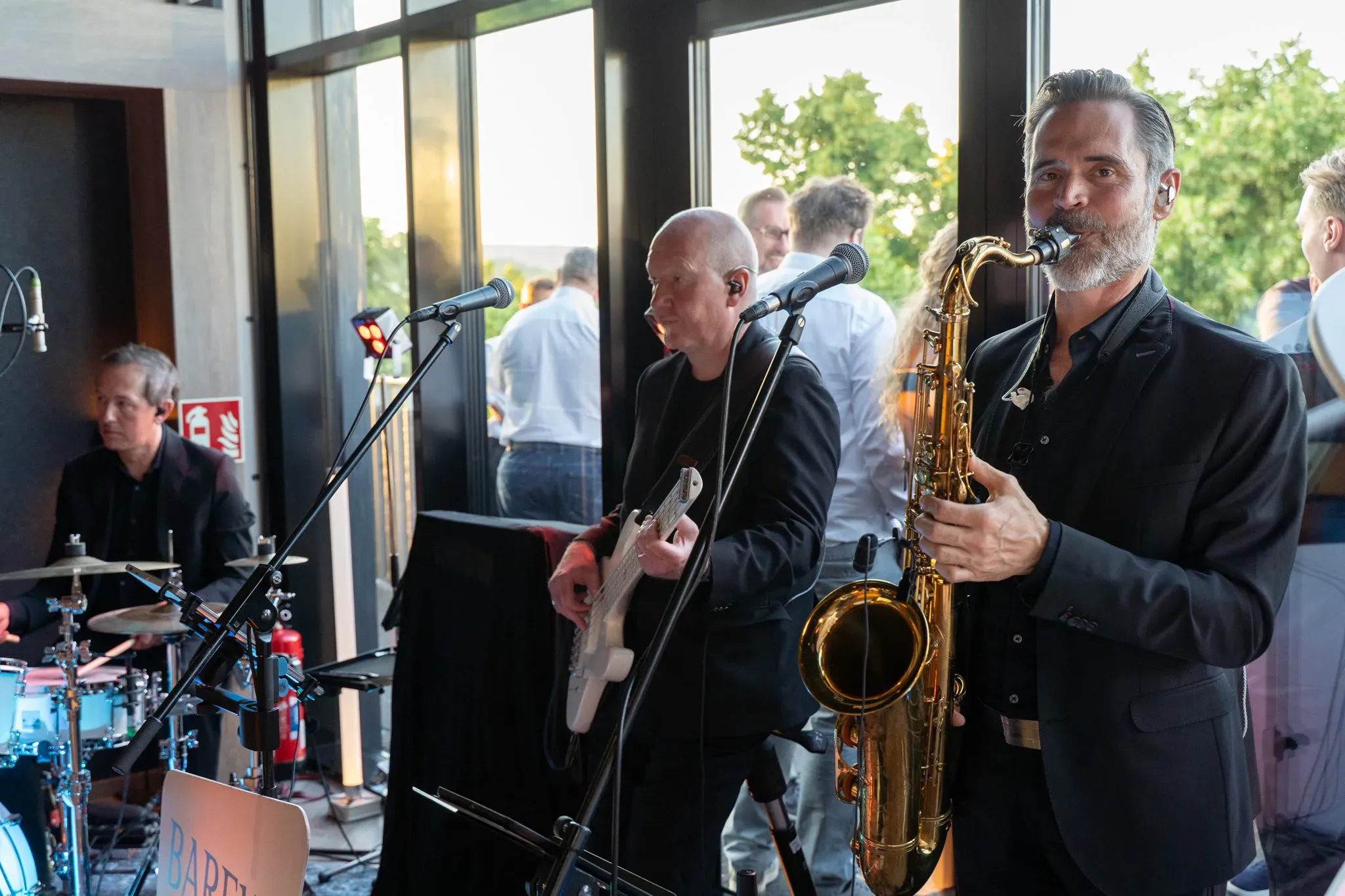 Live-Band mit Saxofon und Bass beim Sektempfang