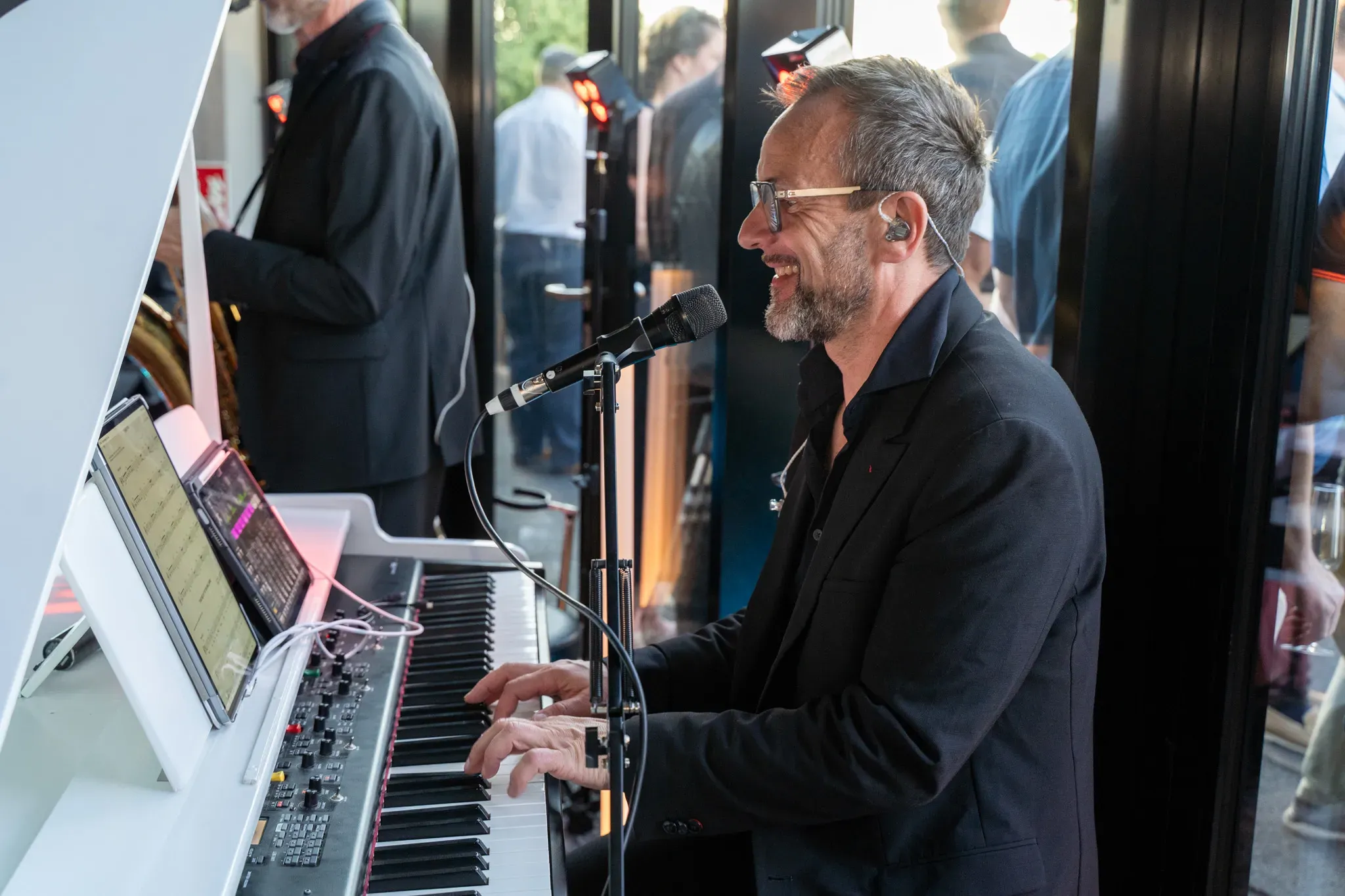 Musiker am Keyboard mit Mikrofon
