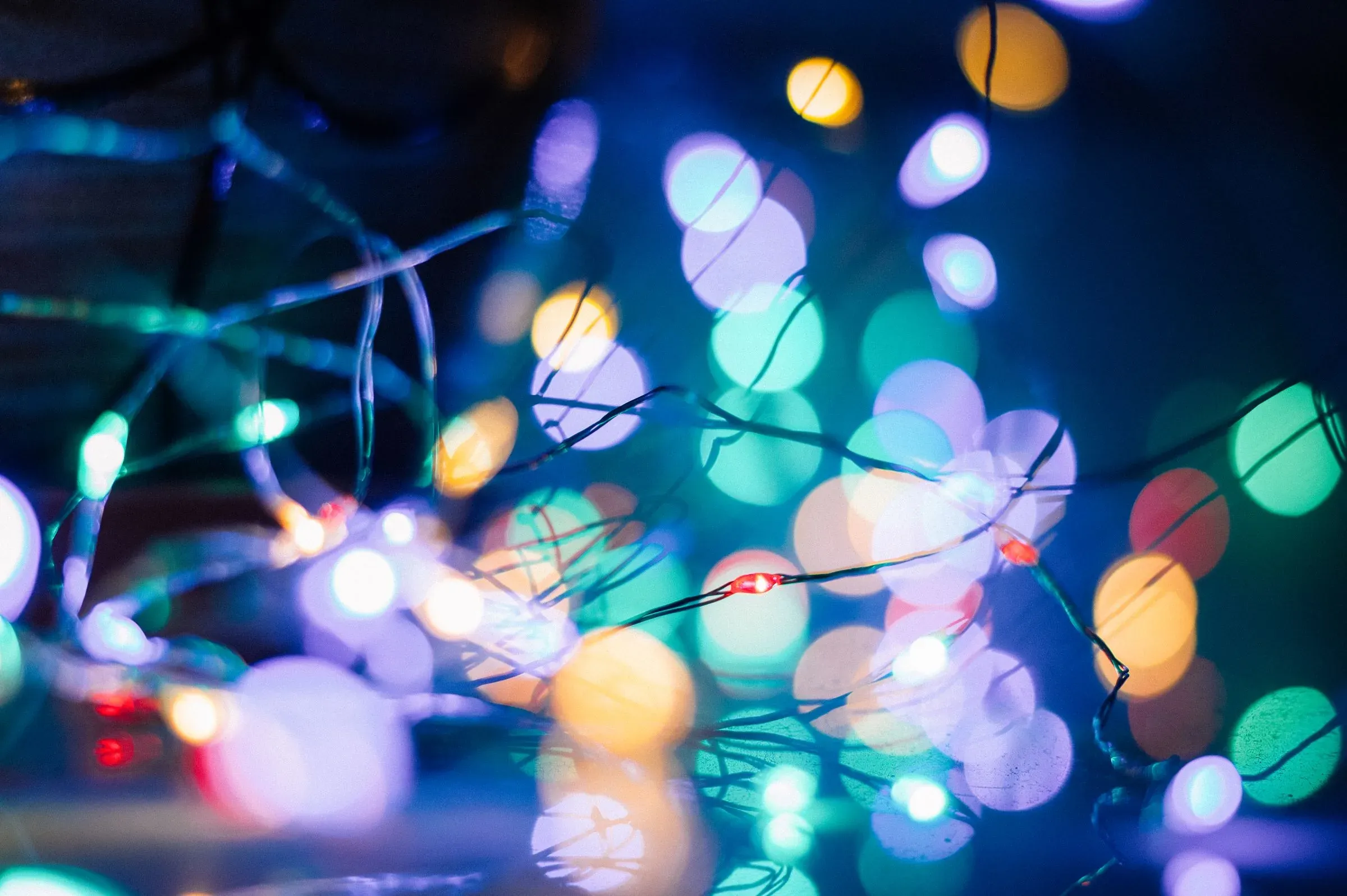 Abstrakte verschwommene Lichtspuren als Symbol fuer Vernetzung und Engagement