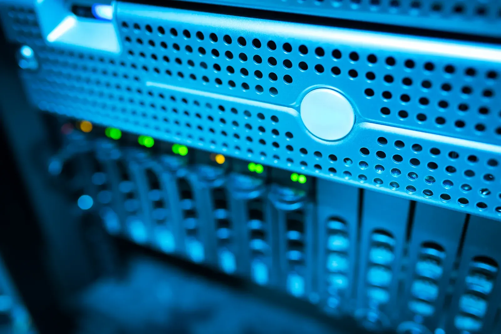 Fokussierte Ansicht eines blau beleuchteten Datenserver-Racks in einem Rechenzentrum