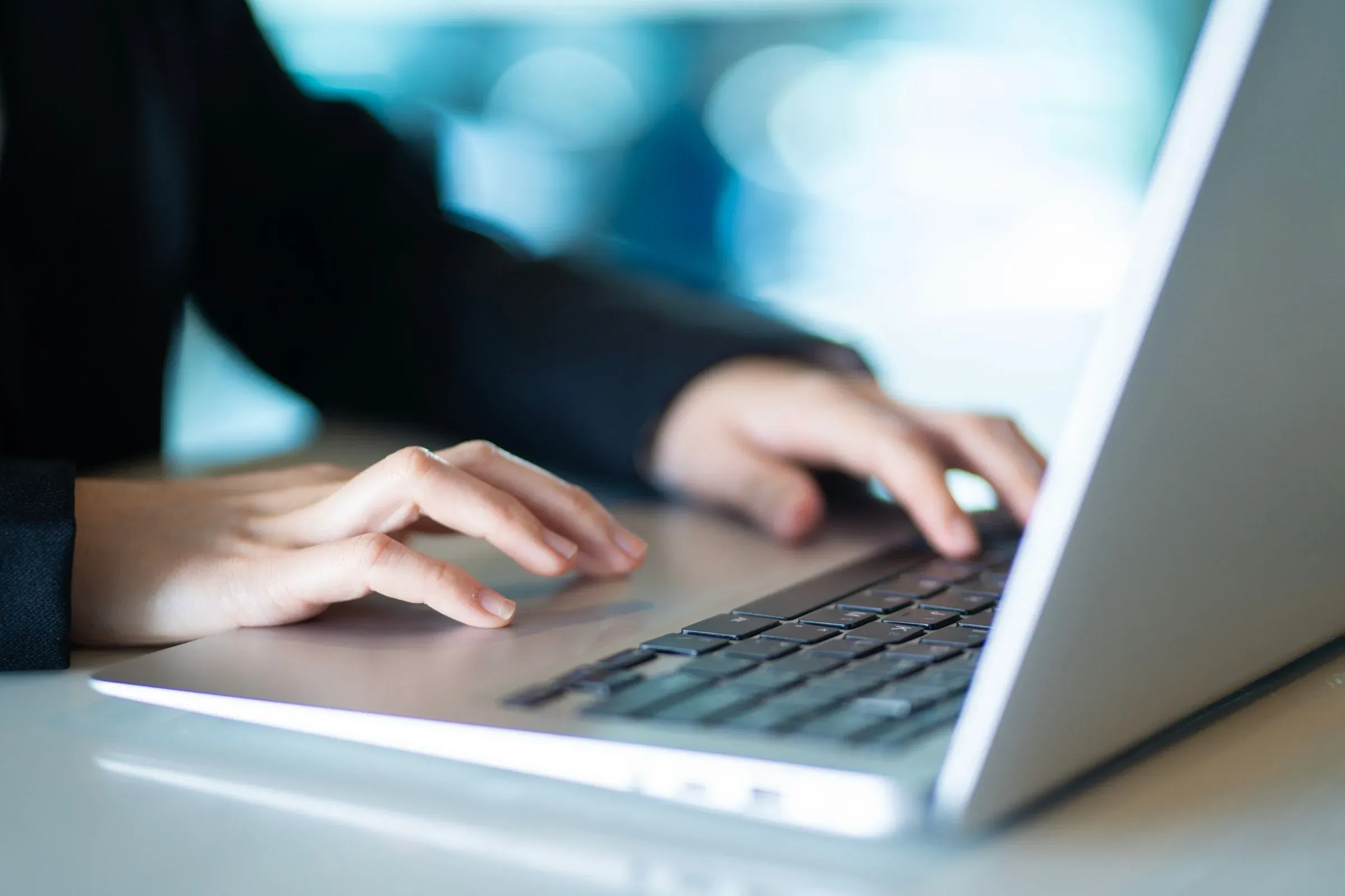Frau arbeitet konzentriert an einem Laptop in einem modernen Buero