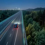 Eine freie Autobahn führt direkt auf die Frankfurter Skyline zu, während sich auf einer Nebenstraße der Verkehr staut