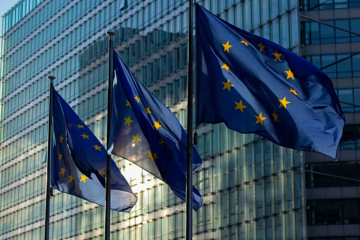 Fahnenmasten mit den Flaggen der EU-Mitgliedstaaten vor der Europäischen Kommission