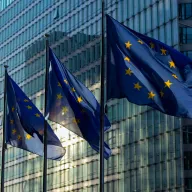 Fahnenmasten mit den Flaggen der EU-Mitgliedstaaten vor der Europäischen Kommission
