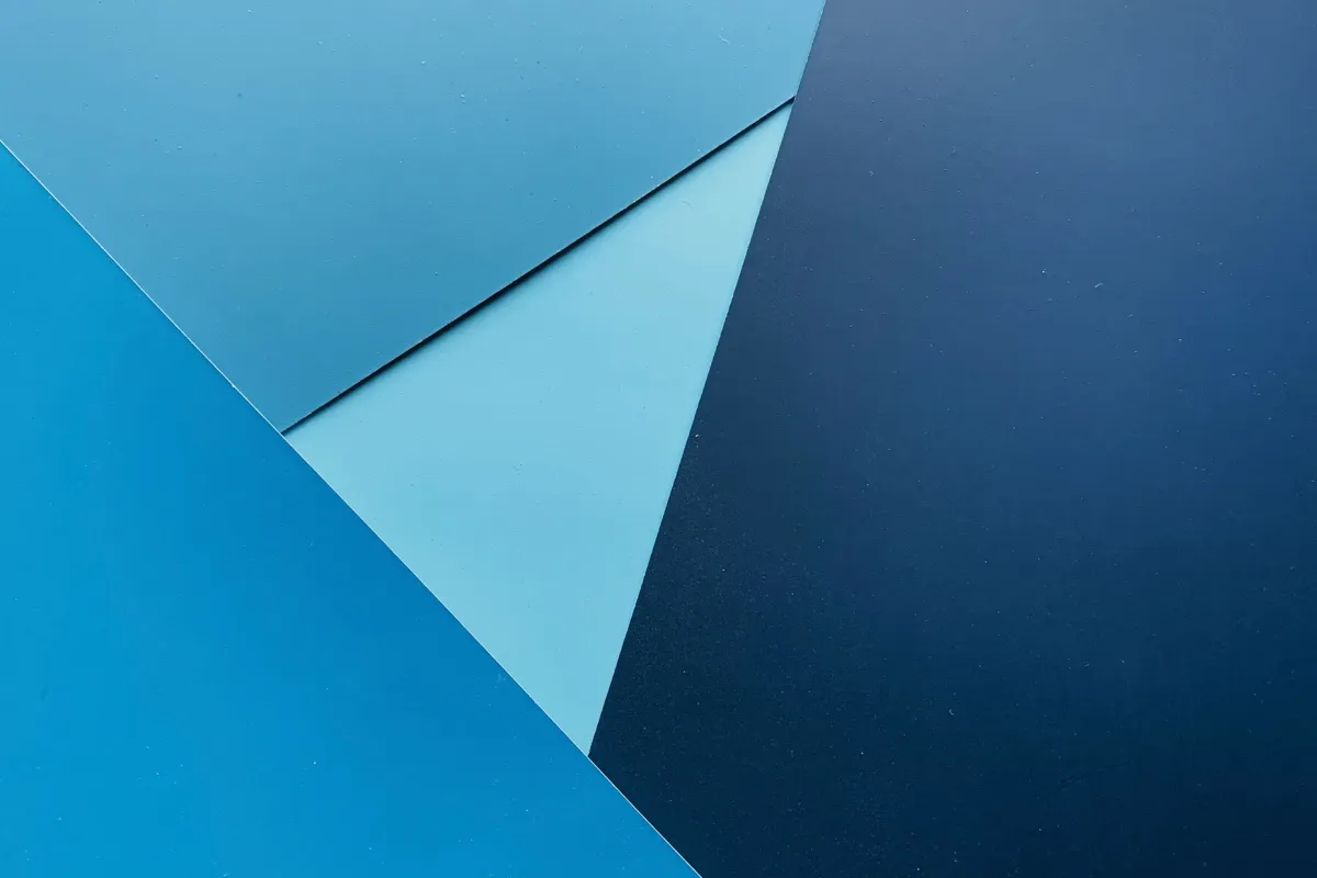 Abstrakte blaue Papierformen als grafischer Hintergrund