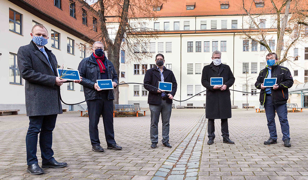 Glasfaser für die Schulen – Stadtwerke Bayreuth und TMT vor dem GMG