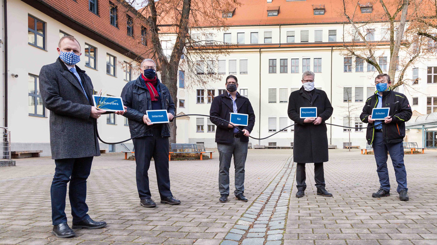Glasfaser für die Schulen – Stadtwerke Bayreuth und TMT vor dem GMG