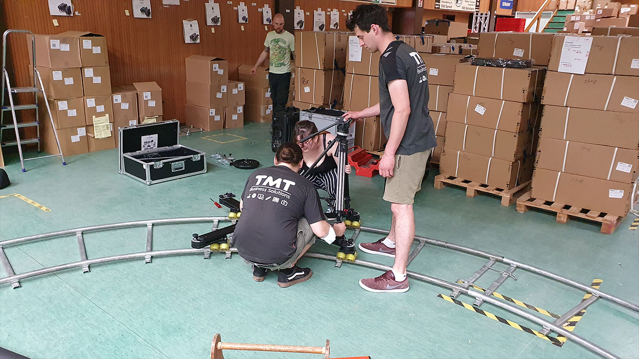 Das TMT-Team beim Aufbau des Kamerasystems auf Schienen in einer Halle